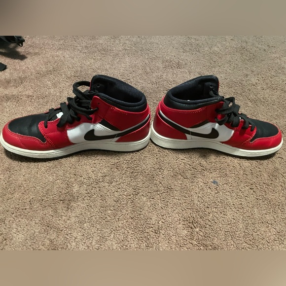Jordan 1s Chicago mid color red and white size 6 - Picture 6 of 10